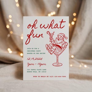 Op de afbeelding: Een witte kerstuitnodiging met rode tekst en een rode illustratie van de kerstman in een martini glas. De uitnodiging luidt "oh what fun" en bevat feestdetails, datum, tijd en RSVP-informatie.