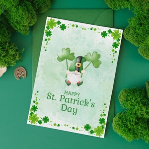 Carte de la Saint-Patrick, nain vert avec trèfles, fichier PDF à télécharger et à imprimer vous-même