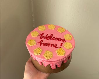 Caja de pastel Coraline de 5”_ Mercancía Coraline_ Pastel de bienvenida_ Pastel Coraline_ Bienvenida a casa Coraline