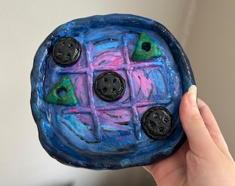 Coraline tres en raya_ Coraline tres en raya_ Mercancía de Coraline_ Arte de arcilla de Coraline