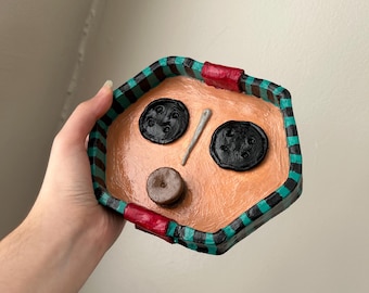 Caja de botones Coraline_ Costurero Coraline_ Merchandising Coraline_ Arte de arcilla Coraline_ Porta incienso Coraline_ Porta joyas Coraline