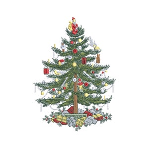 Op de afbeelding: Een groene kerstboom versierd met rode en witte kerstballen, een klein rood huisje, een vogel, een teddybeer en een kerstmanfiguur. De boom is omringd door ingepakte cadeaus met rood en gouden lint.