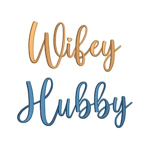 Puede incluir: Una ilustración digital de las palabras "Wifey" en dorado y "Hubby" en azul. Las palabras están escritas en una fuente cursiva.
