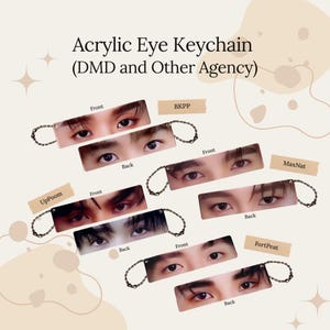K&ouml;nnte beinhalten: Acryl-Schl&uuml;sselanh&auml;nger mit Nahaufnahmen von Augen, mit Vorder- und R&uuml;ckansicht. Jeder Schl&uuml;sselanh&auml;nger hat eine Metallkette und ein Etikett mit einem Namen. Der Text "Acrylic Eye Keychain (DMD and Other Agency)" steht oben.