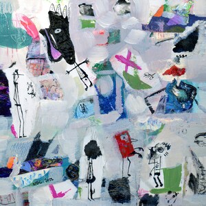 Könnte beinhalten: Abstraktes Gemälde mit weißem Hintergrund und bunten Figuren. Die Figuren sind in einem kindlichen Stil gezeichnet und beinhalten eine schwarze Figur mit einer Krone, eine rote Figur mit einem langen Hals und eine blaue Figur mit einem langen Schwanz. Das Gemälde ist unten links mit "MGC 2021" signiert.