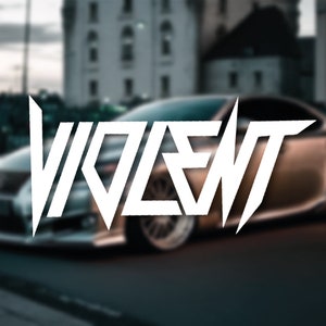 Könnte beinhalten: Ein weißes Auto mit dem Wort "VIOLENT" in weißen Buchstaben an der Seite.