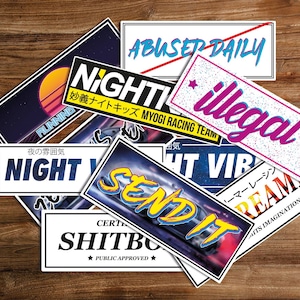 Puede incluir: Una colección de pegatinas coloridas con varios diseños y textos, incluyendo "Night", "Send It", "Shitbox", "Illegal", "Dream", "Night Vibes" y "Abuser Daily".