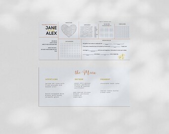 Könnte beinhalten: Eine Hochzeitskarte mit dem Titel "The Menu" in goldener Schrift. Die Speisekarte bietet Vorspeisen, Hauptgerichte und Desserts. Die Vorspeisen beinhalten gewürzten Ahi-Thun mit frittiertem Avocado und Wasabi-Aioli sowie Speck umwickelte Entenbrust mit Honig-Jalapeno-Glasur. Die Hauptgerichte beinhalten süß-scharf glasierten Lachs, Parmesan-Risotto & gerösteten Blumenkohl sowie gebratenes Hähnchenbrustfilet, Parmesan-Risotto & Spargel. Die Desserts beinhalten Schokoladen-Schichtkuchen und italienischen Zitronen-Buttercreme-Kuchen.