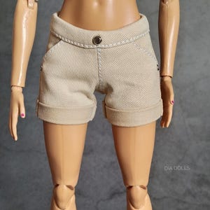 Handgenähte Puppenshorts: Beige Curvy Puppenkleidung (1/6 Size)