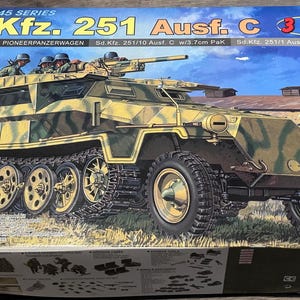 Pode incluir: Uma caixa de kit de modelismo à escala 1:35 para um veículo blindado Sd.Kfz. 251 Ausf. C 3 em 1. A ilustração mostra um semilagarta com camuflagem bege e verde e soldados num cenário rural. O texto inclui '1:35 '39-'45 SERIES' e 'DRAGON'.