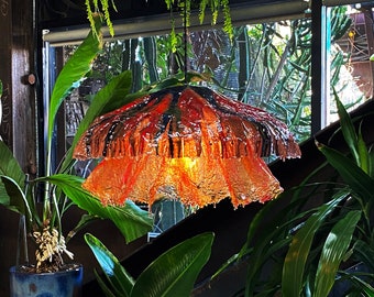 De YAMA-lamp. Handgemaakte unieke harsglasvezellamp. Sculpturale sfeerverlichting in huis. handgemaakte Jellyfish-kunstlamp