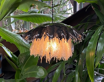 De CUCO-lamp. Handgemaakte unieke smeltende hanglamp, paddestoelvorm, kwallenlicht, sculpturaal interieur