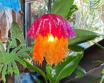De LALO-hanglamp. Magenta en oranje handgemaakte harslamp. Unieke verlichtingsarmatuur in de vorm van een kwal en paddestoel in de vorm van een huis.