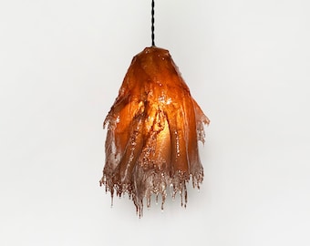 De ROCA-lamp. Handgemaakte unieke sculpturale hanglamp van bruin hars. Kwal smeltende druppelhars. Verlichtingsarmatuur voor in huis
