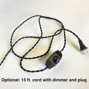 Op de afbeelding: Zwart elektrisch snoer met een dimmer en een stekker. Het snoer is 4,57 meter lang. Optioneel: 4,57 meter snoer met dimmer en stekker