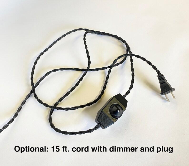 Op de afbeelding: Zwart elektrisch snoer met een dimmer en een stekker. Het snoer is 4,57 meter lang. Optioneel: 4,57 meter snoer met dimmer en stekker