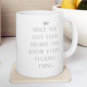 Desde que você se formou e sabe tudo, presente de formatura, caneca de formatura, formatura, presente engraçado de formatura, caneca de cerâmica 11 onças