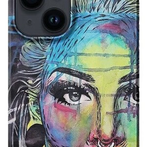 Op de afbeelding: Een kleurrijke illustratie van een persoon met blauwe, groene, gele en roze verfspatten op hun gezicht. De persoon heeft een neusring en hun lippen zijn rood geverfd. De achtergrond is zwart.