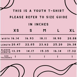 Op de afbeelding: Maattabel voor een jeugd T-shirt in inches. De tabel toont de breedte, lengte en mouwlengte voor de maten XS, S, M, L en XL.