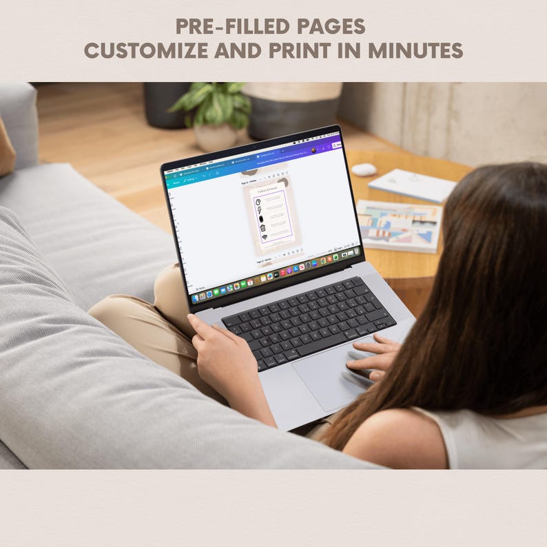 Puede incluir: Una persona usa una computadora port&aacute;til con el texto "PRE-FILLED PAGES CUSTOMIZE AND PRINT IN MINUTES" que se muestra encima de la computadora port&aacute;til. La pantalla muestra un documento con iconos y texto. La persona est&aacute; sentada en un sof&aacute; gris.