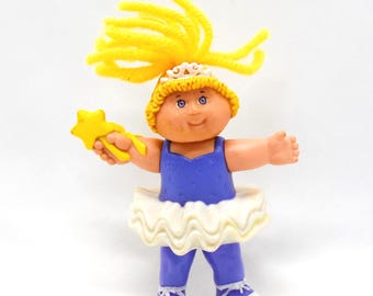 Vintage mini Cabbage Patch Kid-ballerinadanserpop met geelblond haar, sterrenstaf, paarse jurk en witte tutu - CPK-beeldje 1992