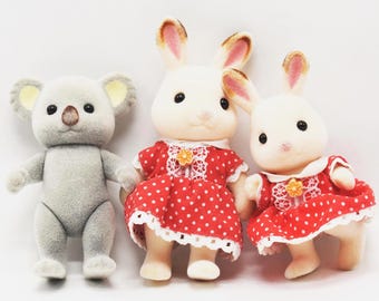 Vintage Calico Critters (Lote com 3) - Coelhos e Coala - Brinquedos Articulados Flocados (Famílias Sylvanian c. década de 1990)
