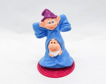Figura vintage de Blancanieves y los siete enanitos: Mudito y Estornudos apilados con un abrigo - Juguete Disney de los 90