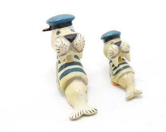 Vintage geschnitzte hölzerne Walross Shelf-Sitter-Figuren | Rustikaler Vater / Sohn oder Eltern / Kind Nautische Wohnkultur