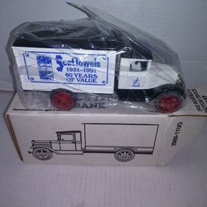 Scott Towels #9453 1/34 Ertl 1931 Hawkeye Motor Truck Bank Die Cast Metal Lockin