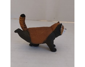 Figura de tand de mapache de estiramiento de yoga de 3 1/2"