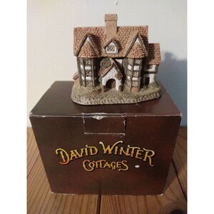 David Winter Cottages The Shirehall 1985 In Box with certificates Made England