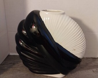 Vase en poterie d'art noir et blanc de 9 3/4 po