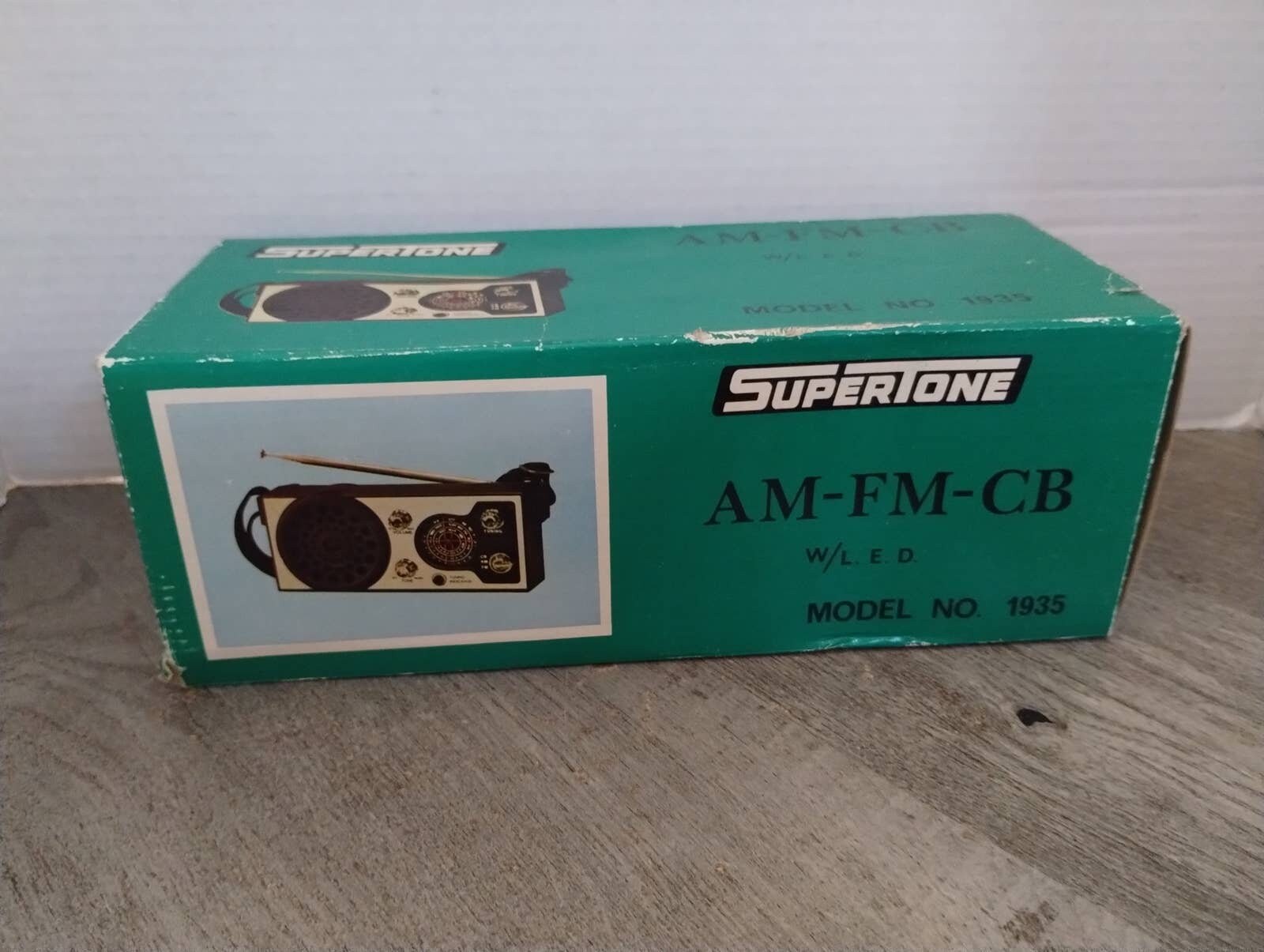 Supertone AM-FM-CB Radio w Led Model No. 1935 Made in Hong Kong