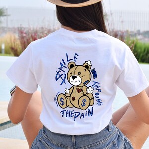 Camiseta "Sonríe a través del dolor", camiseta motivacional, camiseta con zapatillas "Oso lindo", camiseta de salud mental, regalo inspirador, camiseta "Ámate a ti mismo" imagen 1