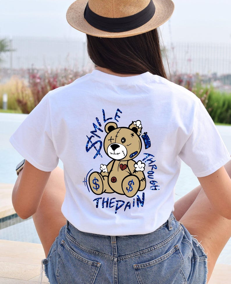 Camiseta "Sonríe a través del dolor", camiseta motivacional, camiseta con zapatillas "Oso lindo", camiseta de salud mental, regalo inspirador, camiseta "Ámate a ti mismo" imagen 1