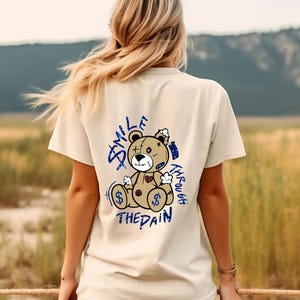 Camiseta "Sonríe a través del dolor", camiseta motivacional, camiseta con zapatillas "Oso lindo", camiseta de salud mental, regalo inspirador, camiseta "Ámate a ti mismo" imagen 2