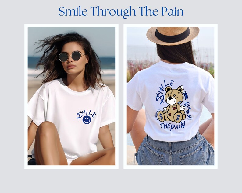 Puede incluir: Dos mujeres con camisetas blancas con dise&ntilde;os gr&aacute;ficos diferentes. El dise&ntilde;o de la camiseta de la izquierda es una cara sonriente azul con la palabra "Smile" encima. El dise&ntilde;o de la camiseta de la derecha es un osito de peluche de dibujos animados con las palabras "Smile Through The Pain" alrededor.