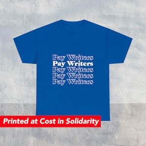 Puede incluir: Una camiseta azul real con el texto "Pay Writers" repetido cinco veces en blanco.