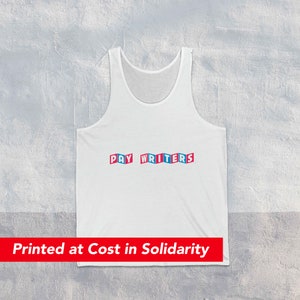 Puede incluir: Camiseta sin mangas blanca con el texto "PAY WRITERS" en letras de bloque rojas y azules. Debajo del texto hay una pancarta roja con las palabras "Printed at Cost in Solidarity". La camiseta es de material suave.