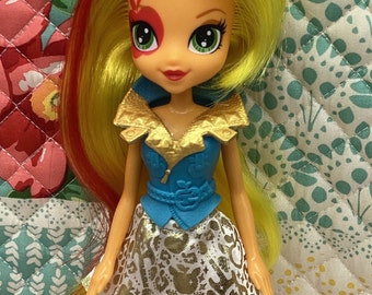 Ever After High ~ MADELINE HATTER (MIRROR BEACH) DOLL ~ MATTEL ~ Retired