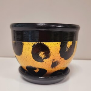 Puede incluir: Un letrero de madera rústico con el texto "Welcome to our home" en un estilo manuscrito. El letrero es rectangular, con un acabado envejecido y un diseño sencillo y acogedor. Adecuado para uso en interiores o exteriores.