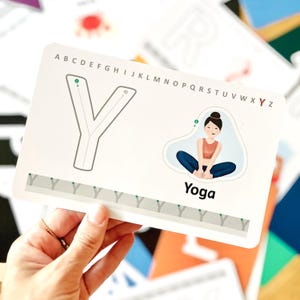 Wiederbeschreibbare Lernkarte mit dem Buchstaben Y wie Yoga.