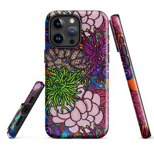 Puede incluir: Una funda de teléfono colorida con un diseño psicodélico que presenta coral, anémonas y otras formas de vida marina. La funda es negra y tiene una protuberancia de cámara elevada.