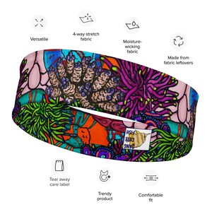 Puede incluir: Una diadema colorida con un patrón de arrecife de coral. La diadema está hecha de tela reciclada y es absorbente de la humedad, cómoda y versátil. Tiene una etiqueta de cuidado que se puede quitar y el texto "Dang Cute Fish".