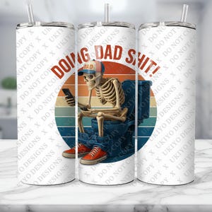Doing Dad Shit Skelet Tumbler Wrap PNG | Funny Dad Humor 20oz skinny beker | Sublimatieontwerp badkamerskelet | Humor voor volwassenen