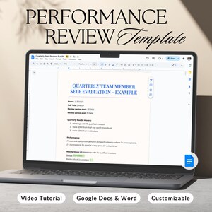 Op de afbeelding: Een laptop toont een sjabloon voor "Kwartelijkse Zelfevaluatie Teamlid". Het scherm toont een document met secties voor naam, functietitel en prestatiegegevens. De laptop staat op een licht oppervlak, met de woorden "Video Tutorial", "Google Docs & Word" en "Aanpasbaar" eronder.