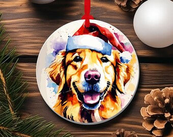 Könnte beinhalten: Ein runder Weihnachtsbaumschmuck mit einer Aquarellmalerei eines Golden Retrievers, der einen Weihnachtsmann-Hut trägt. Der Hund lächelt und hat eine rote Nase.
