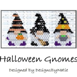 以下が含まれることがあります： 黒、オレンジ、白の帽子をかぶったハロウィン・ノームが3体。ノームはカボチャ、ほうき、釜を持っています。「Halloween Gnomes」と「Designed By DesignsByNattie」というテキストがノームの下にあります。