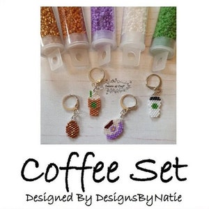 Könnte beinhalten: Ein Set aus vier perlenbesetzten Schlüsselanhängern zum Thema Kaffee mit passenden Perlen in Behältern. Die Schlüsselanhänger zeigen eine braune Kaffeetasse, eine violette Kaffeetasse, eine weiße Kaffeetasse und einen braunen Donut. Die Schlüsselanhänger sind mit "Coffee Set Designed By DesignsByNatie" beschriftet.