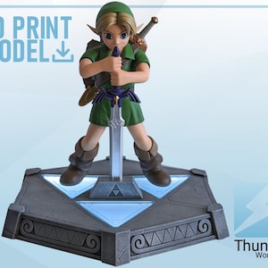 Puede incluir: Un modelo 3D impreso de Link de The Legend of Zelda: Ocarina of Time, sosteniendo la Espada Maestra y de pie sobre una base triangular con luces brillantes. El modelo es verde, azul y plateado.